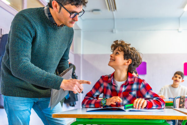 Uczniowie pracujący z informacją zwrotną w klasie – metoda oceniania kształtującego w praktyce.