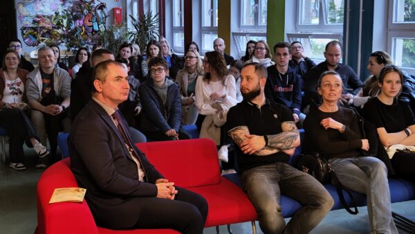 Strefa Leonardo Cafe w Liceum Da Vinci – rozmowy kandydatów z nauczycielami przy kawie.