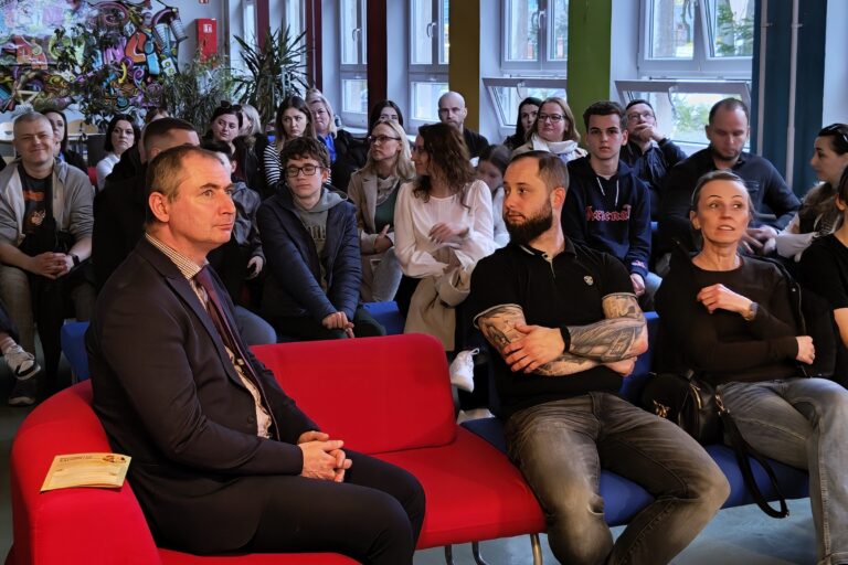 Strefa Leonardo Cafe w Liceum Da Vinci – rozmowy kandydatów z nauczycielami przy kawie.