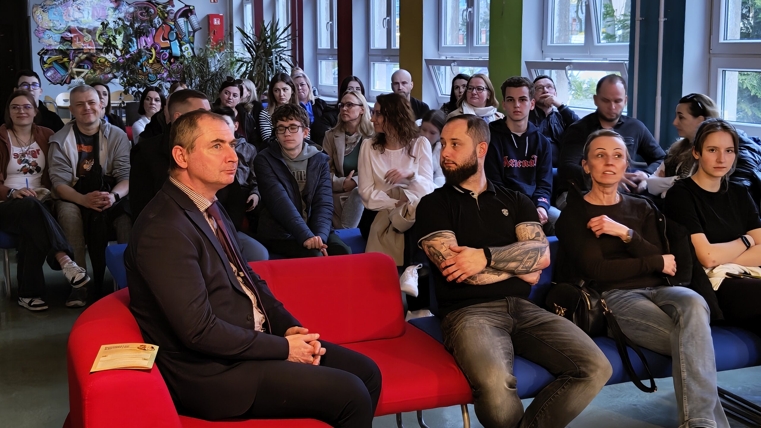 Strefa Leonardo Cafe w Liceum Da Vinci – rozmowy kandydatów z nauczycielami przy kawie.